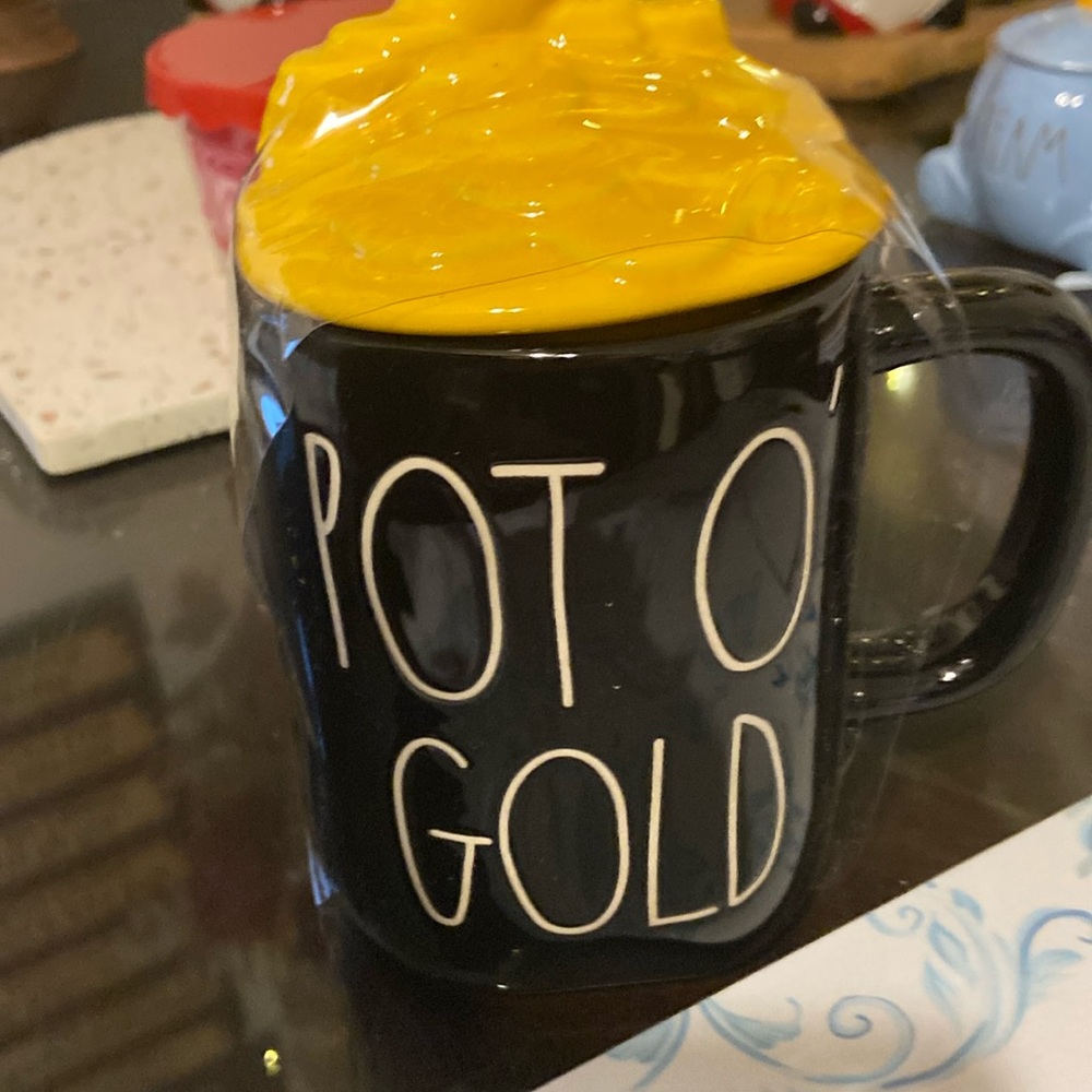 Final price accepted ❤️ NWT Rae Dunn Pot of Gold mug & topper